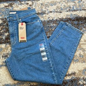 NWT Levi’s Mom Jeans